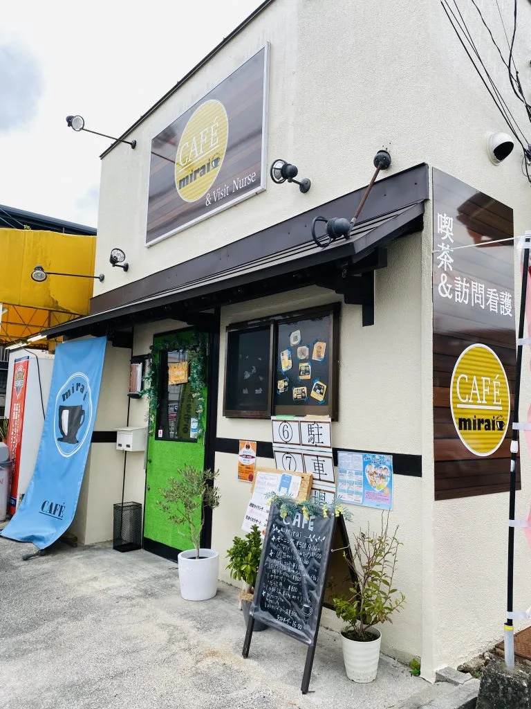カフェでスタッフと利用者